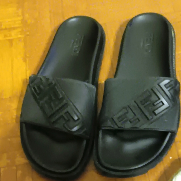 FENDI slides - Picture 1 of 3